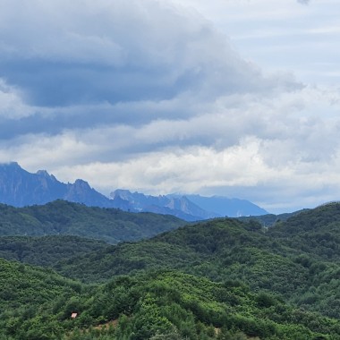 날이 개어 선명하게 보이기 시작한 외금강