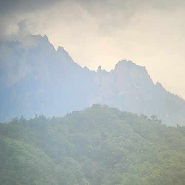 날이 개어 선명하게 보이기 시작한 외금강